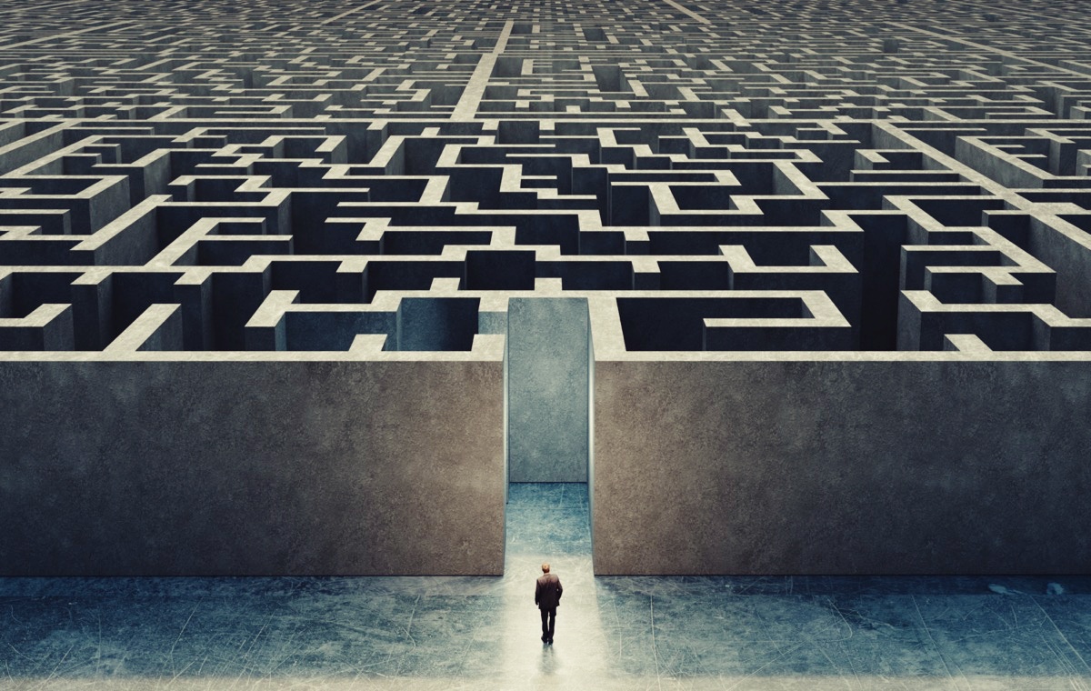 freepik-businessman-standing-in-front-of-the-entrance-to-the-maze-3d-rendering